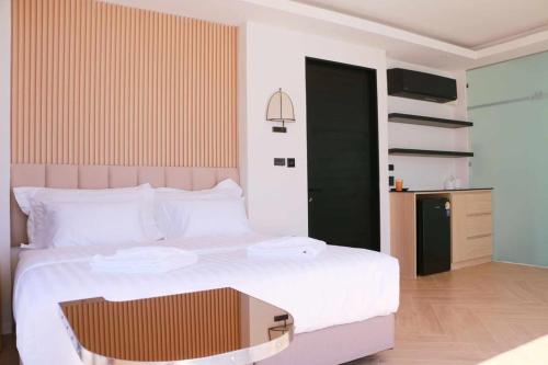 mirror mirror hotel cafe and restaurant