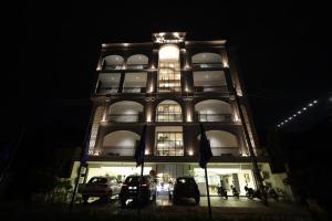 the altruist hotel sec 57
