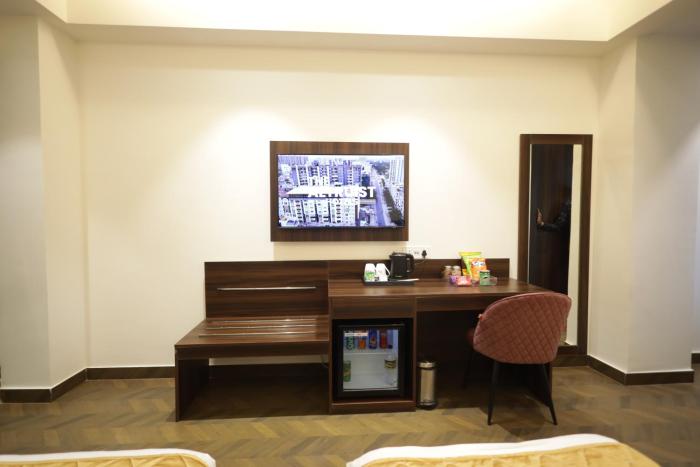 the altruist hotel sec 57