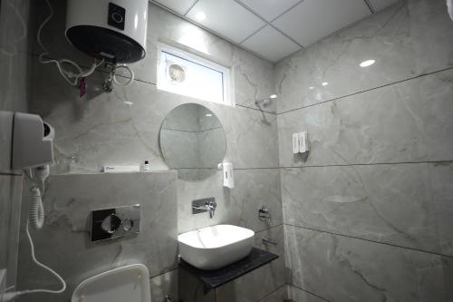 the altruist hotel sec 57