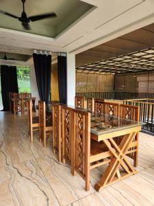 Falls Regency,,3 star