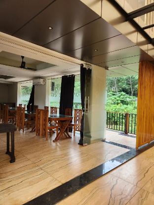 Falls Regency,,3 star