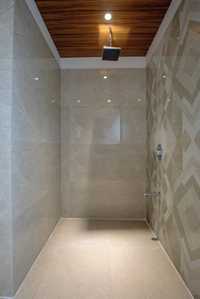 hotel royal bagh opposite city park