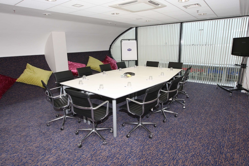 hampton by hilton liverpool john lennon airport