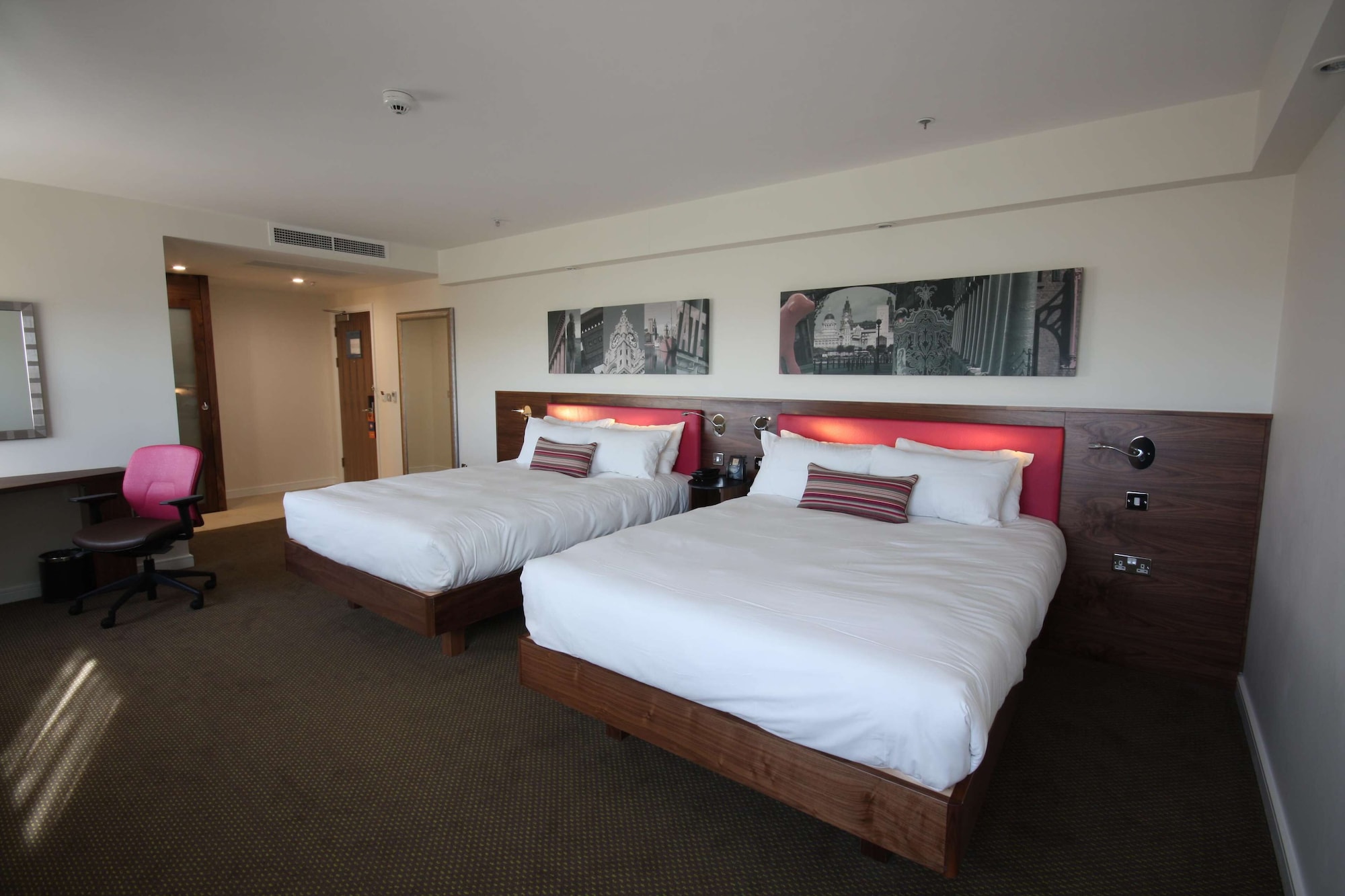 hampton by hilton liverpool john lennon airport