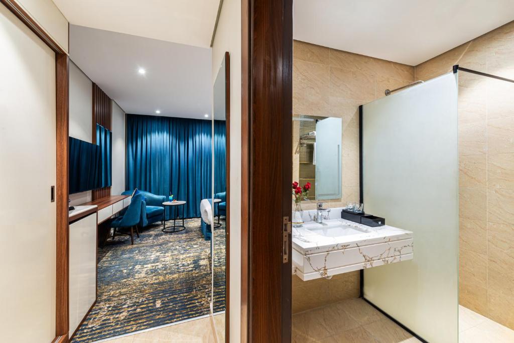 al qasr hotel suites corniche