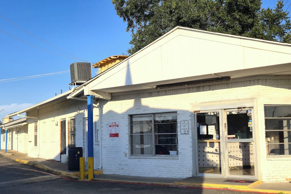 cole manor motel by oyo love field market center