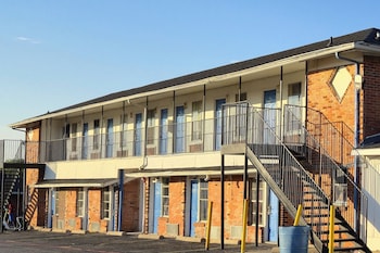 cole manor motel by oyo love field market center