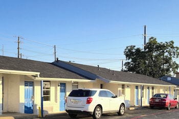 Cole Manor Motel By Oyo Love Field Market Center,7002 Harry Hines Blvd,3 star