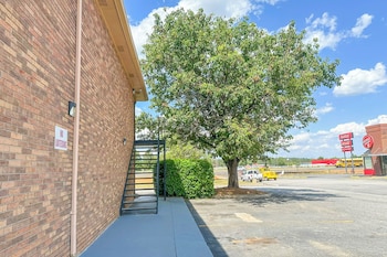 louisville inn by oyo louisville municipal airport