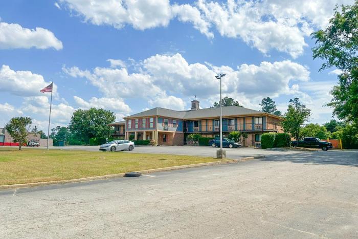 louisville inn by oyo louisville municipal airport