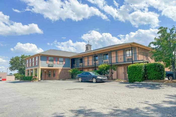 louisville inn by oyo louisville municipal airport