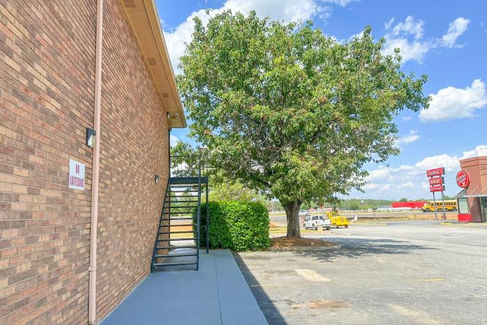 louisville inn by oyo louisville municipal airport