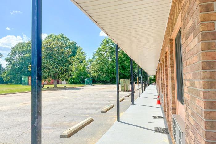 louisville inn by oyo louisville municipal airport