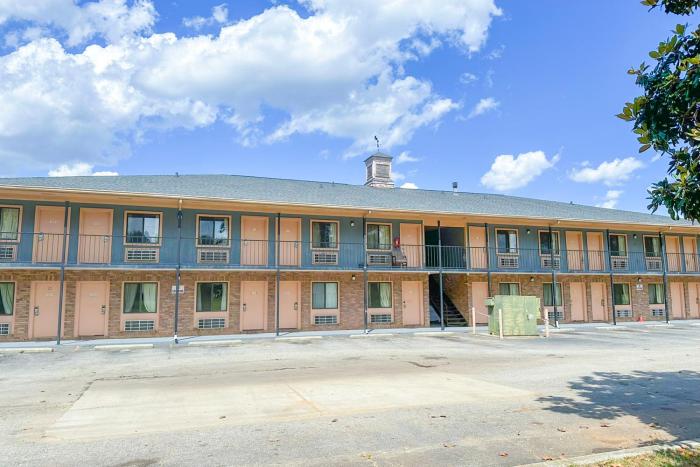 louisville inn by oyo louisville municipal airport