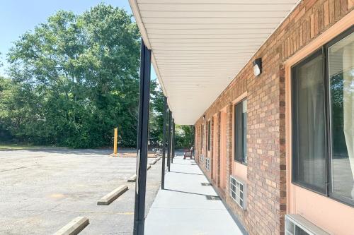 louisville inn by oyo louisville municipal airport