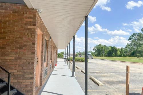 louisville inn by oyo louisville municipal airport