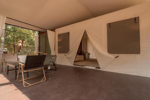 mornery the riverside