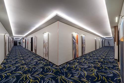 the palace hotel suites8