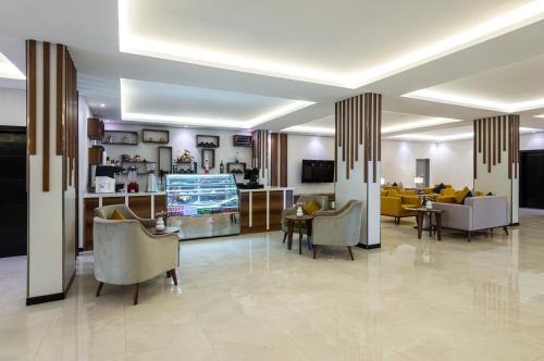 the palace hotel suites8