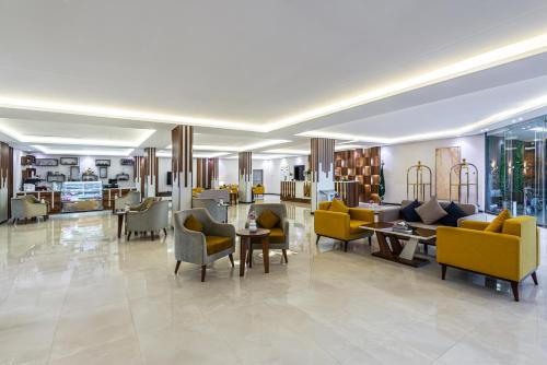 the palace hotel suites8