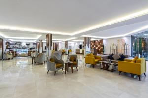 the palace hotel suites8