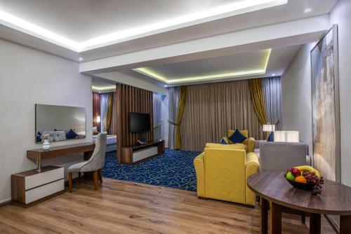 the palace hotel suites8