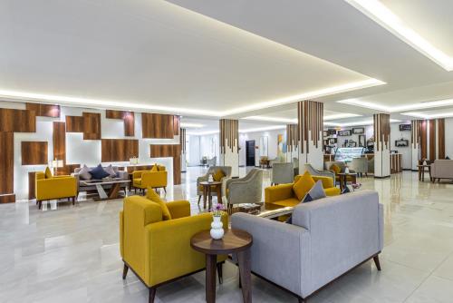 the palace hotel suites8
