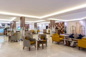 the palace hotel suites8