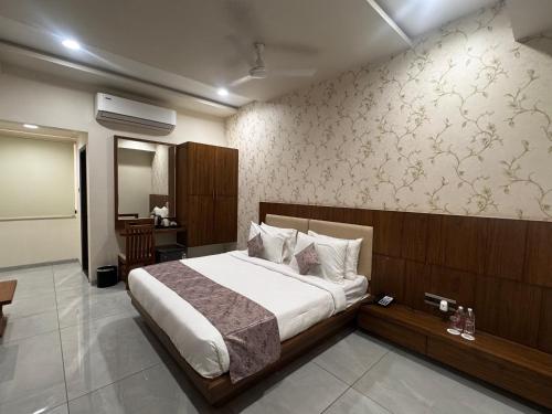 Pam Premium Hotel Vadodara,,5 star