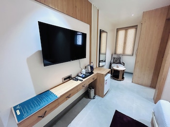 hotel meena aurum inn