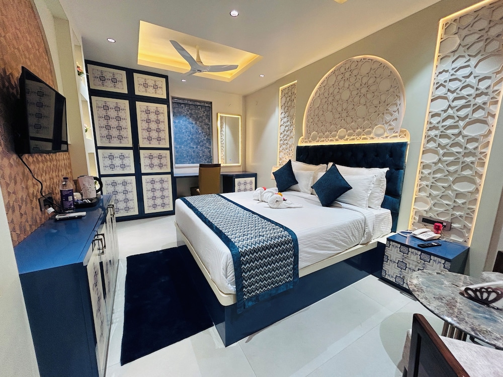 hotel meena aurum inn