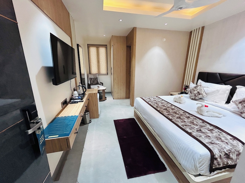 hotel meena aurum inn