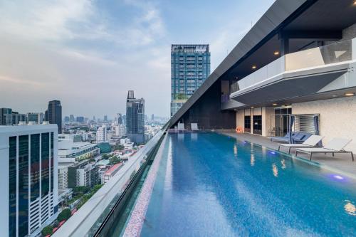 queensland hotel bangkok