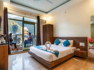 la riqueza pride inn near to lakshman jhula