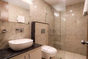 la riqueza pride inn near to lakshman jhula