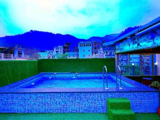 la riqueza pride inn near to lakshman jhula