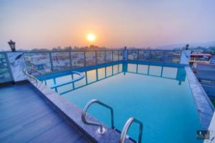 la riqueza pride inn near to lakshman jhula