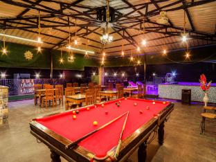 la riqueza pride inn near to lakshman jhula