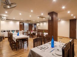 la riqueza pride inn near to lakshman jhula