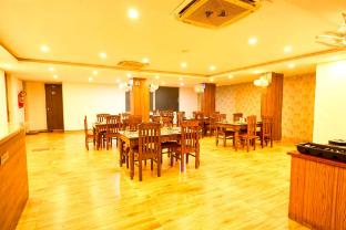 la riqueza pride inn near to lakshman jhula