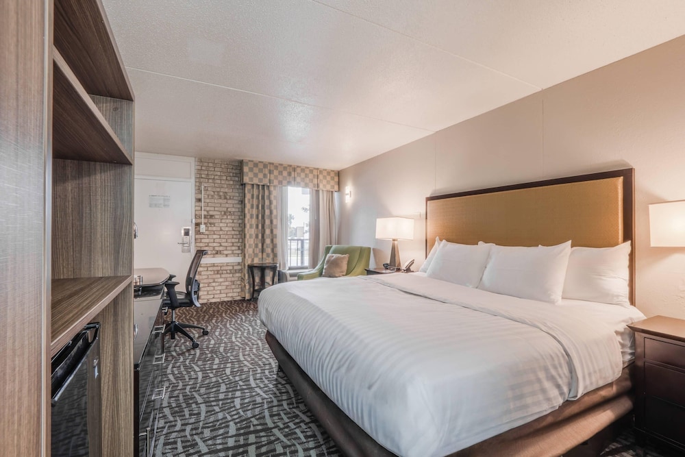clarion pointe winston salem downtown