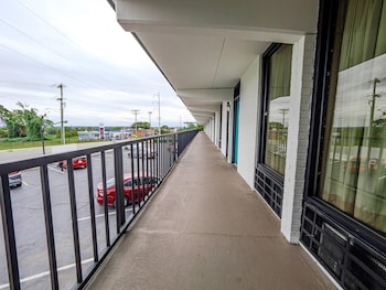 clarion pointe winston salem downtown