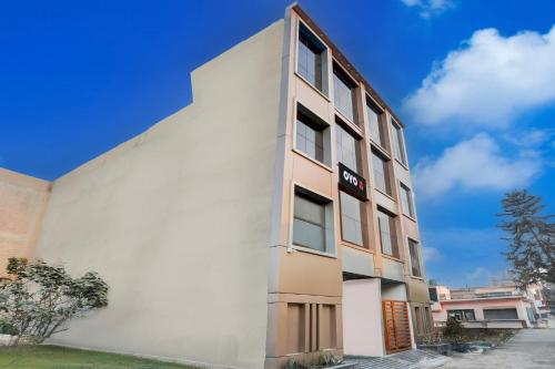 hotel o apple inn behind state bank of india