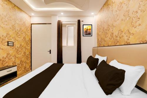 hotel o apple inn behind state bank of india