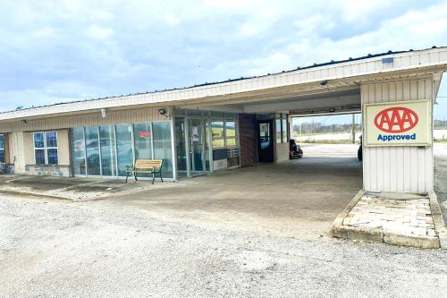 shamrock kings inn by oyo marked tree i 555