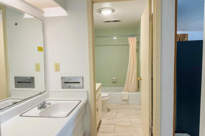 shamrock kings inn by oyo marked tree i 555