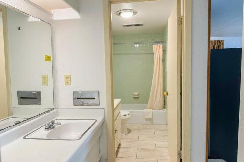 shamrock kings inn by oyo marked tree i 555