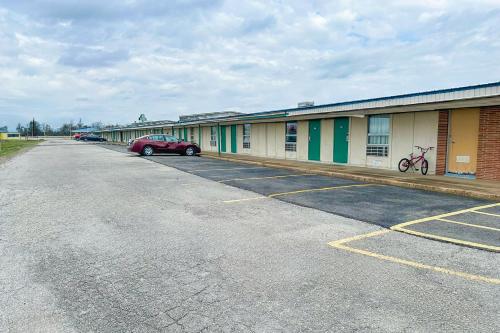 shamrock kings inn by oyo marked tree i 555