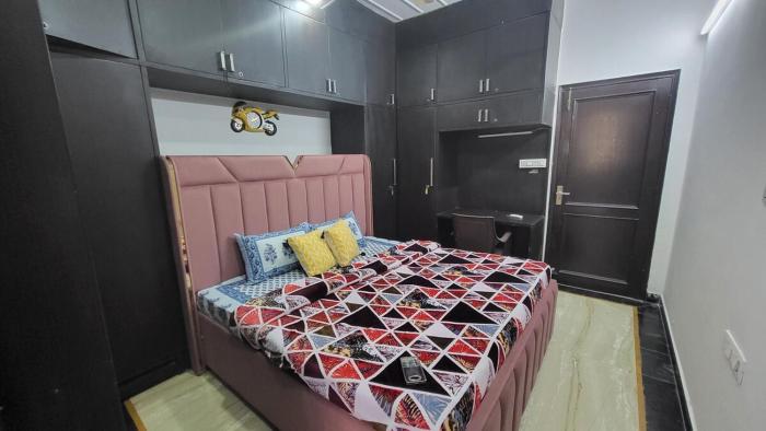 vacationbuddy 3 br home paschim vihar jwala heri